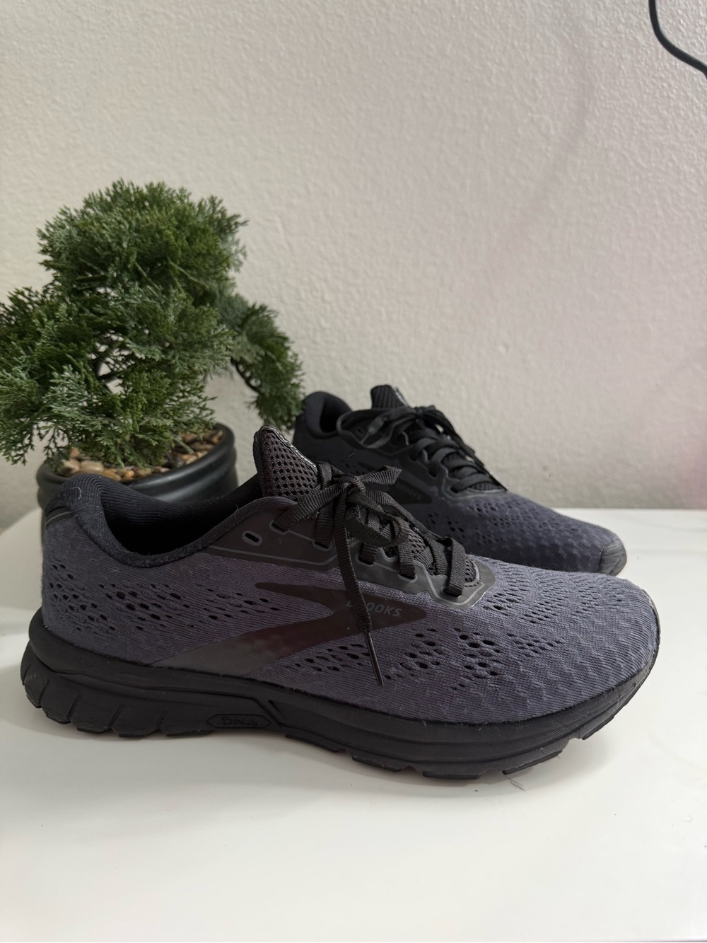 Brooks Men size 8.5  Anthem 4 Athletic Running Shoes - Charcoal Gray and Black